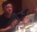 男子饭桌上唱崔健《假行僧》太带感了